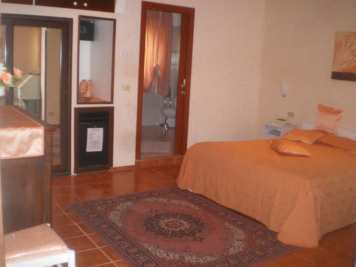 Hotel Eden Osio Sotto Cameră foto